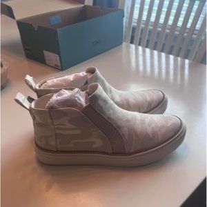 Women’s Toms neutral camo print